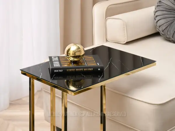 Nowoczesny stolik ze złotą podstawą